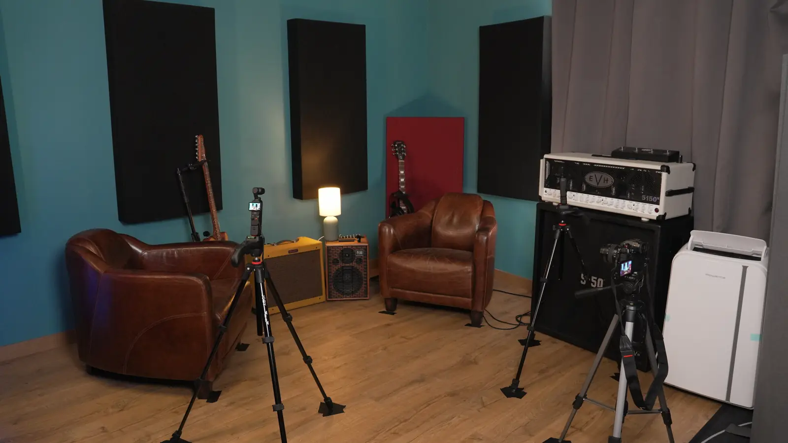 Le plateau installé : fauteuil, micro, caméras sur pied et amplis