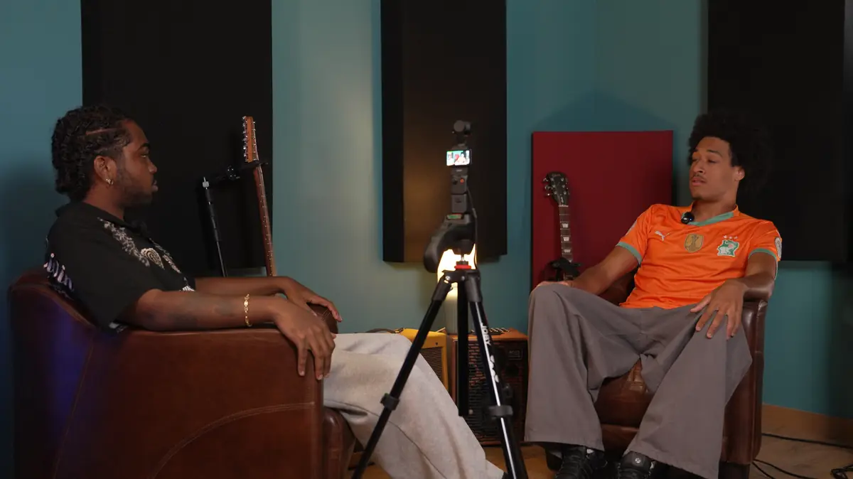 Deux invités en conversation pendant un tournage